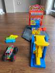 HOT WHEELS Monster Trucks Експлозивна бензиностанция.