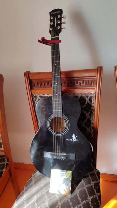 Гитара 6 струн (цена 35000) есть запасные струны