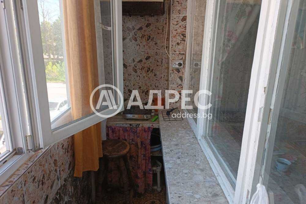 Tухлен тристаен апартамент в кв. "Бели Лом"