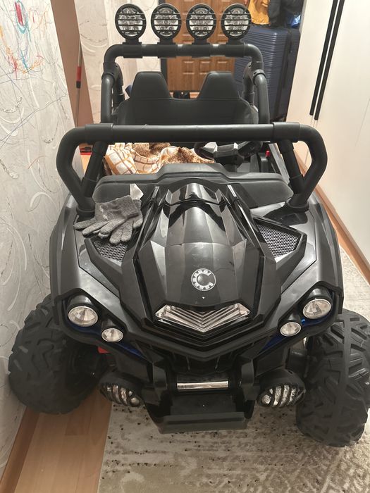 Продам детскй Автомобиль на пульт управлением с зарядкой