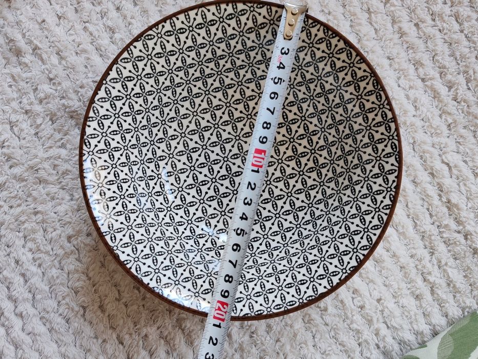 6 броя чинии със златист кант / 2 броя купи черно-бели