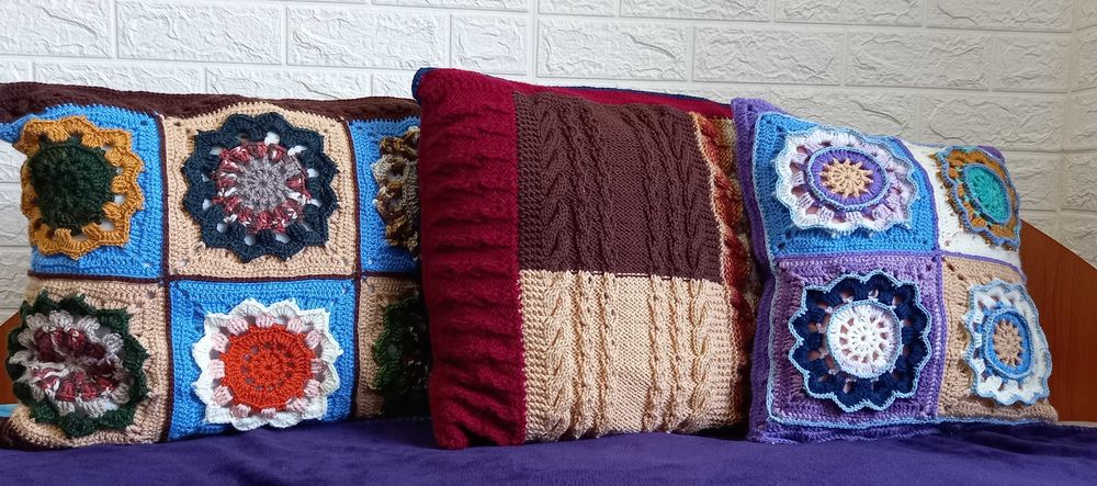 4 perne noi lucrate manual,cu fete detasabile si 1 fixa.Se incheie cu