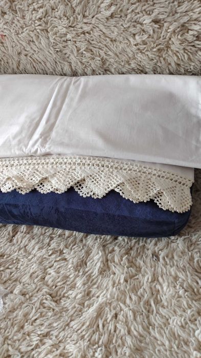 Долен бял чаршаф старо хасе  и пришита ръчно плетена дантела