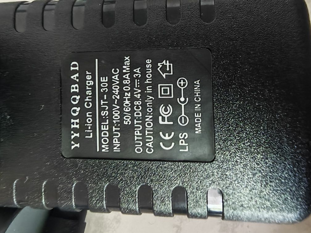 Бързо зарядно-адаптер 8,4/ 3amp. за литиево-йонни батерии