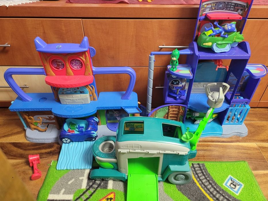 Jucării eroi în pijamale