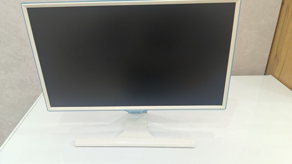 Монитор.  Samsung S24E391HL White.
