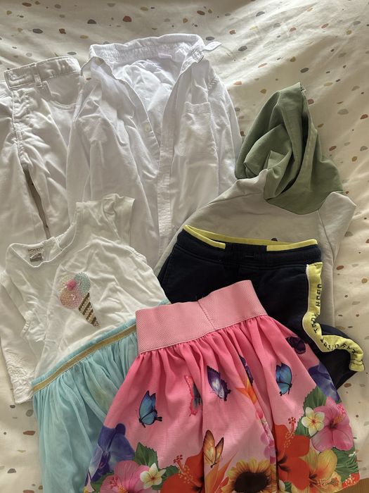 Отдам даром одежду на девочку и намальчика 3-5 лет