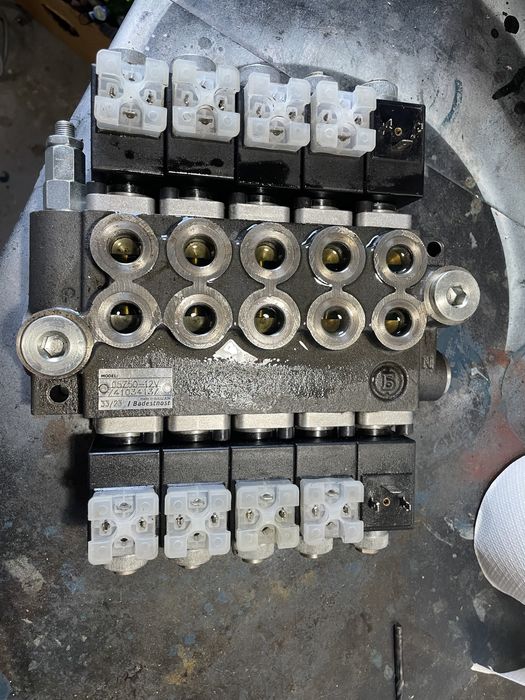 Distribuitor 5 cai electrohidraulic. Jcb hitachi catepilar macara