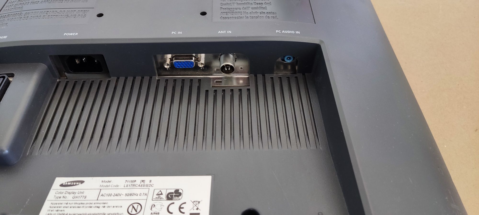 Монитор/телевизор Samsung 711MP