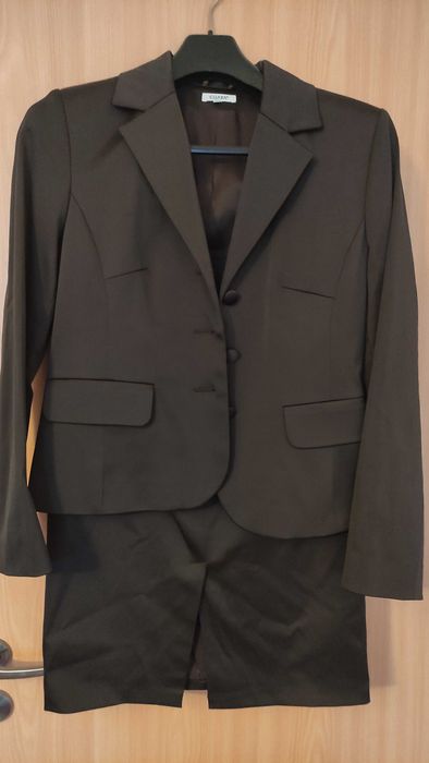Costum de dama cu fusta marca Guara- ca si nou