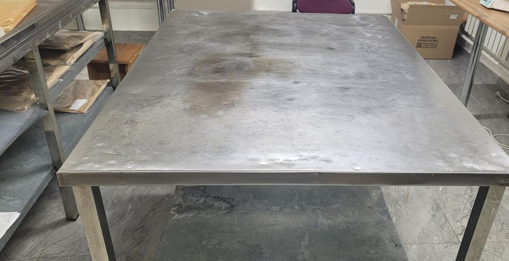 Стол из нержавейки, с оцинкованной полкой.