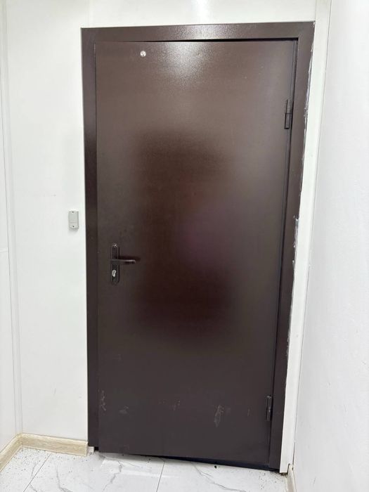 железные двери 8 штук