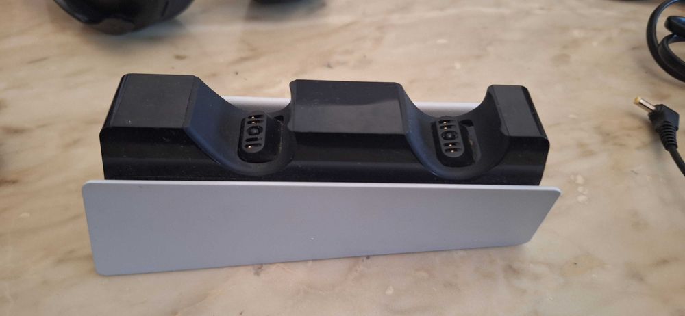PS5 конзола + PULSE 3D слушалки + DualSence зареждаща станция