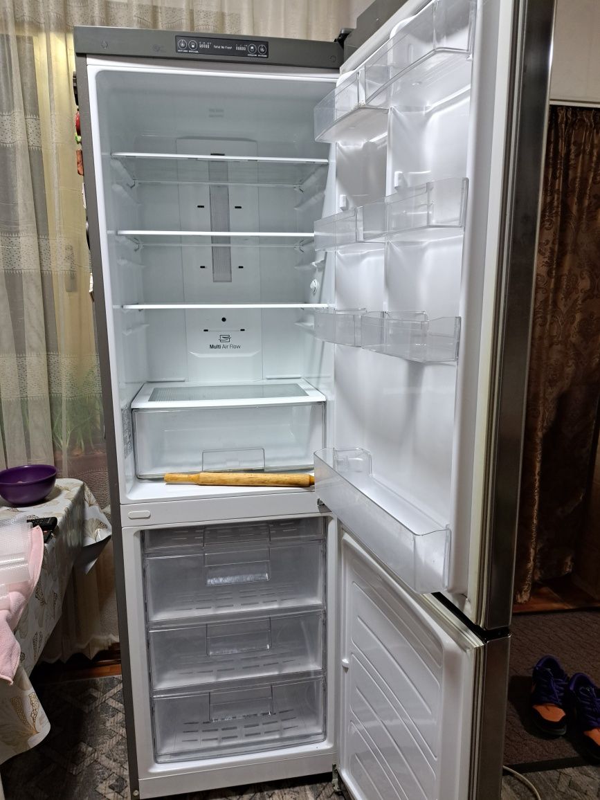 Продаётся холодильник, в отличном состоянии, высота 1.90 ширина 60 по