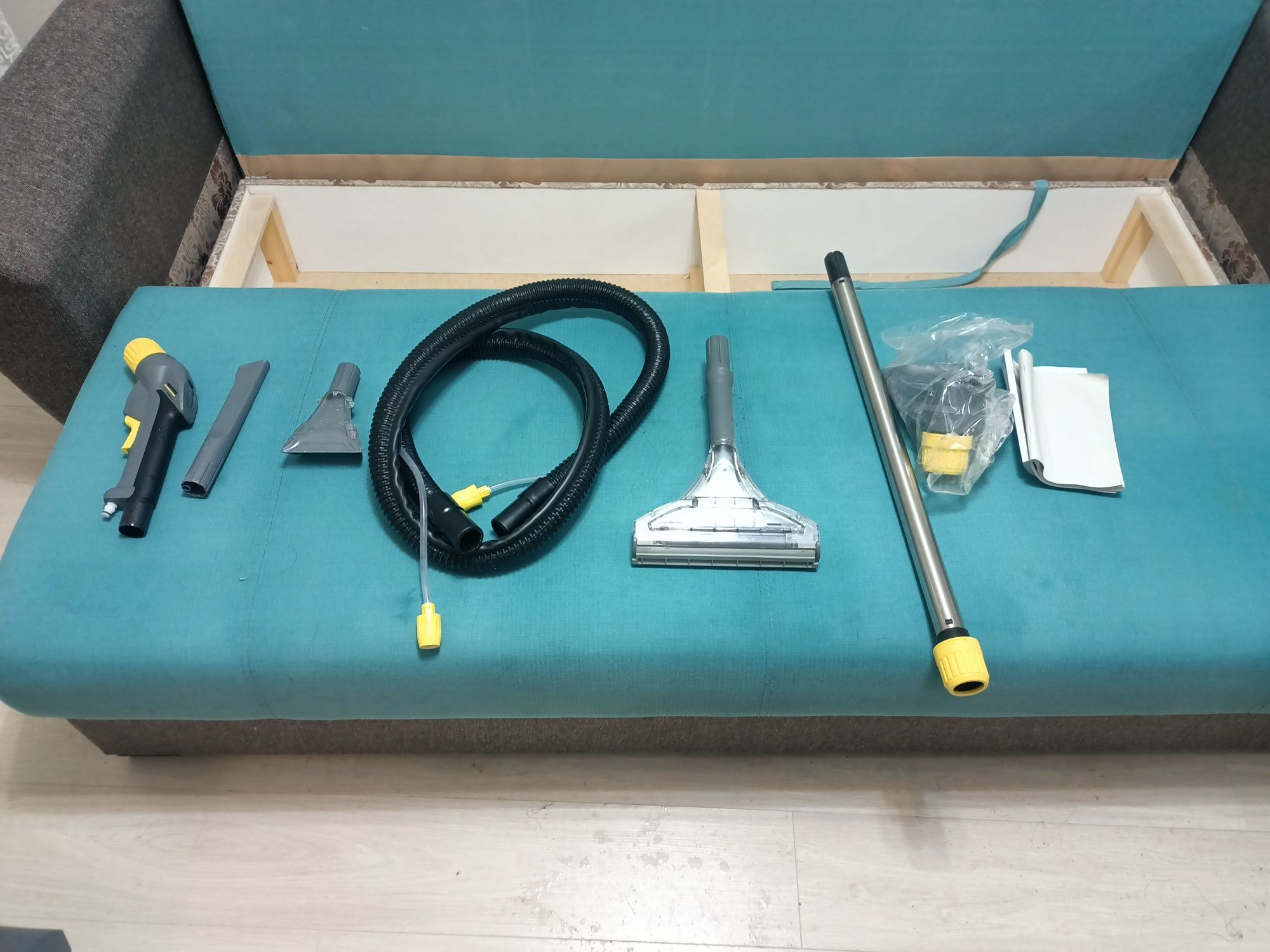 Продам моюши пылесос "KARCHER" puzzi 10/1