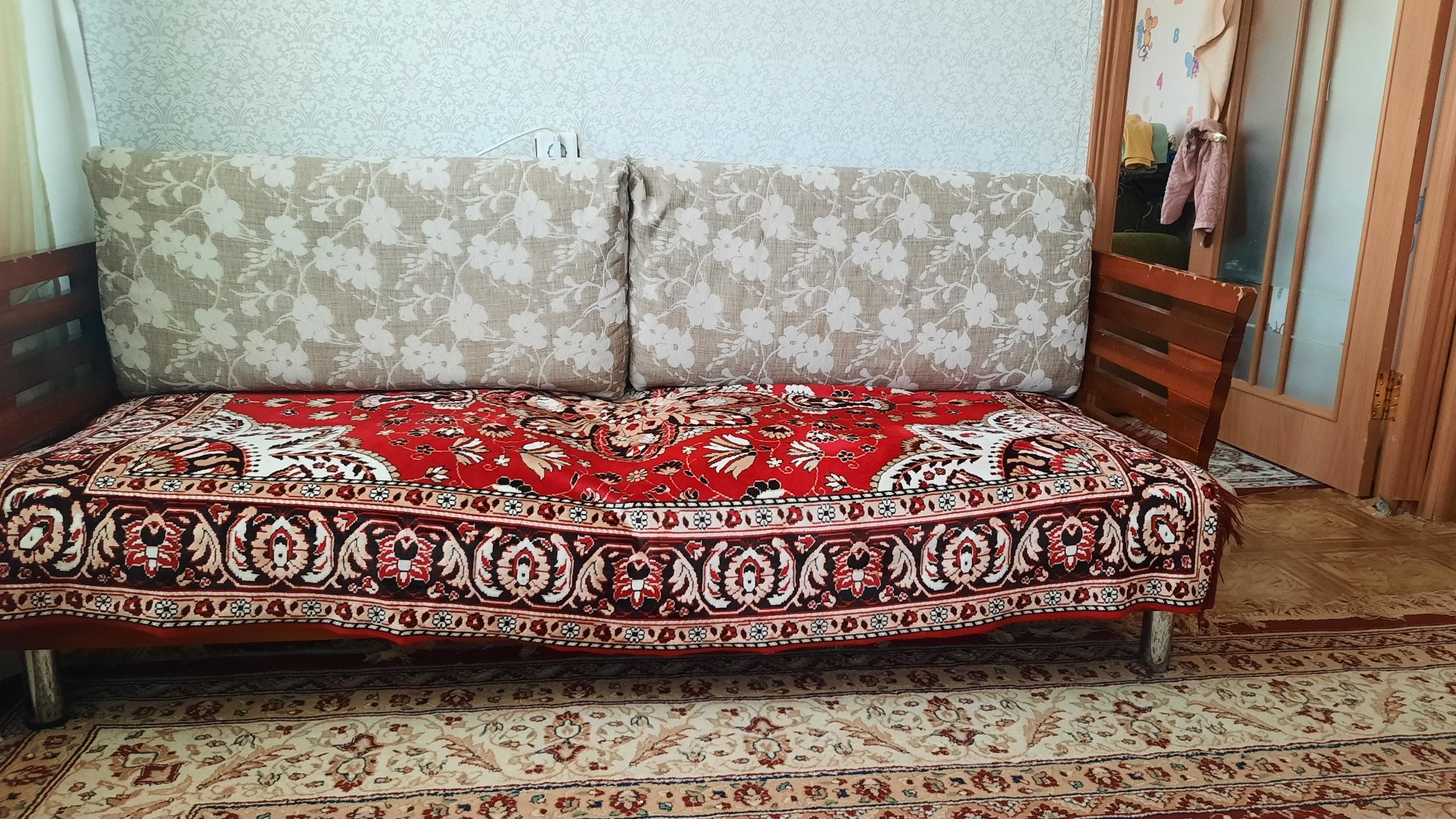 Диван жұмсақ отыруға ыңғайлы, аяқтары темір. Көршіктері өье жүмсақ.