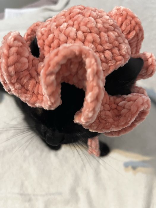 Pălărie croșetată roz pufoasă pentru pisici