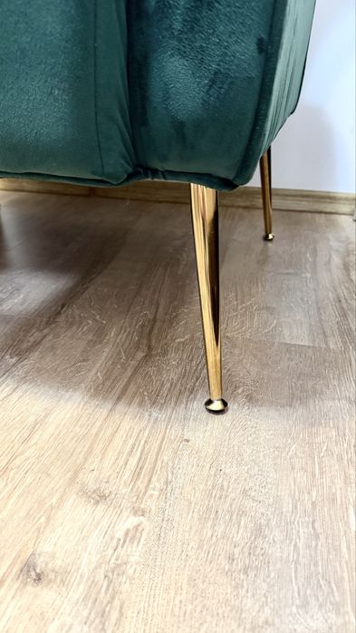 Fotoliu verde smarald cu picioare aurii
