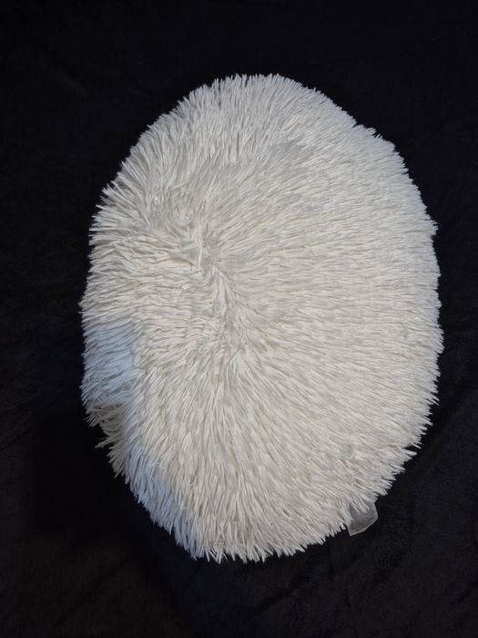 Pernă rotundă pufoasă albă, decorativă