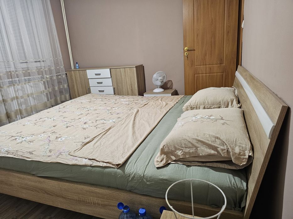 Спалня  200/200 с матрак , 5 кр гардероб ,скрин 140см , 2 шкафчета