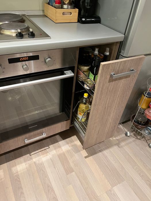 ПРОДАВАМ ЪГЛОВА КУХНЯ. Възможност за взимане края на седмицата. София