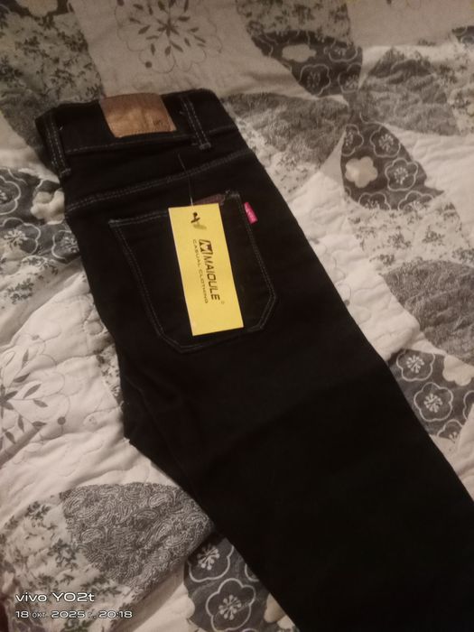 Продам джинсы на девочку.