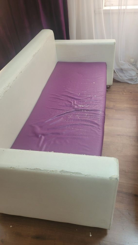 Мебель в офис. Диван 2 шт, стол 1 шт