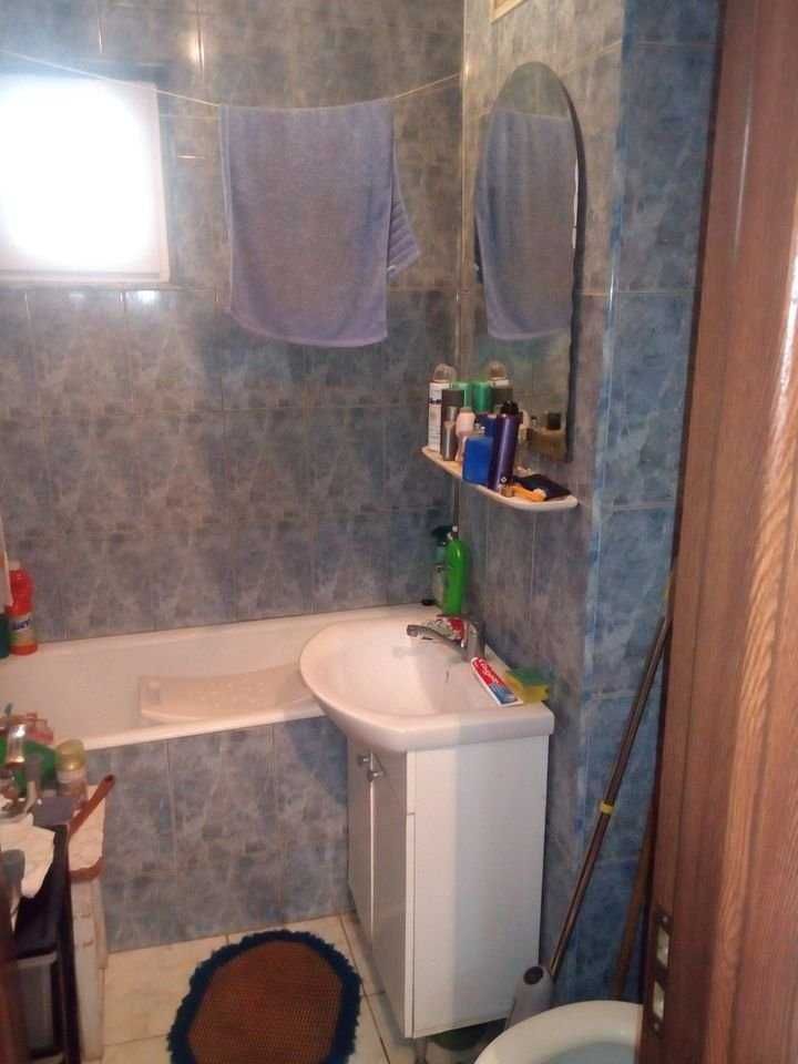 Schimb ( NU VAND ) apartament doua camere decomandat cu casa la curte