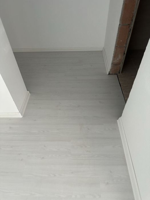 Montaj parchet plinta herringbone