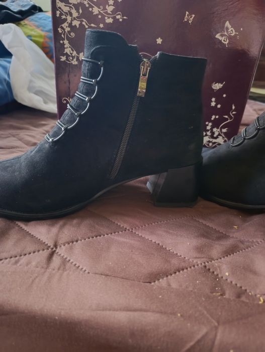 Продавам боти 45 лева обувани 1път