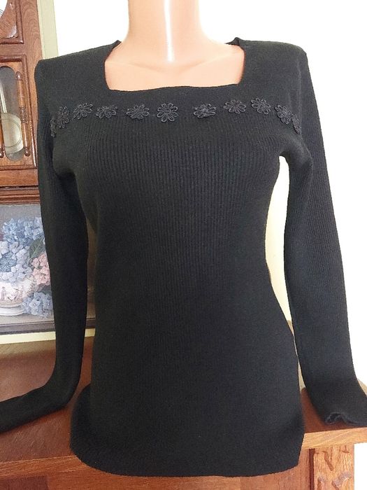 Pulover din materiale naturale cu flori din dantela pe decolteu