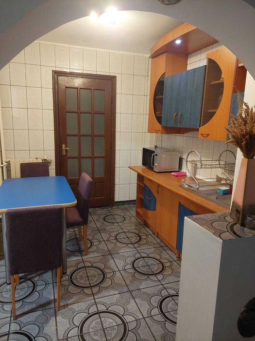 Persoana fizica inchiriez pe termen lung  apart. 3 camere Lapus