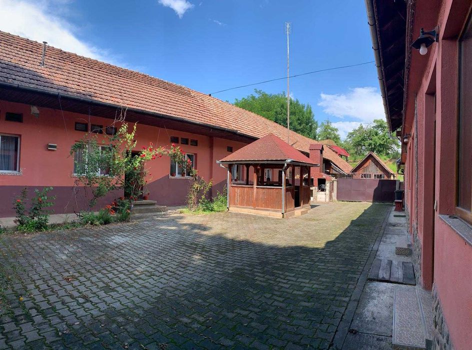 Casa si Pensiune de vanzare + 5500 mp teren