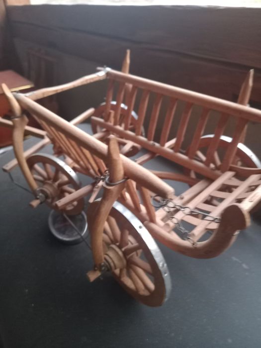 Vînd căruț  de boi miniatură făcut manua fiecare bucată.