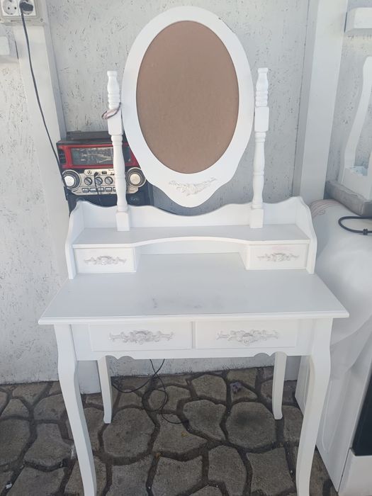 Măsuță de machiaj cu scaun inclus in stare foarte buna