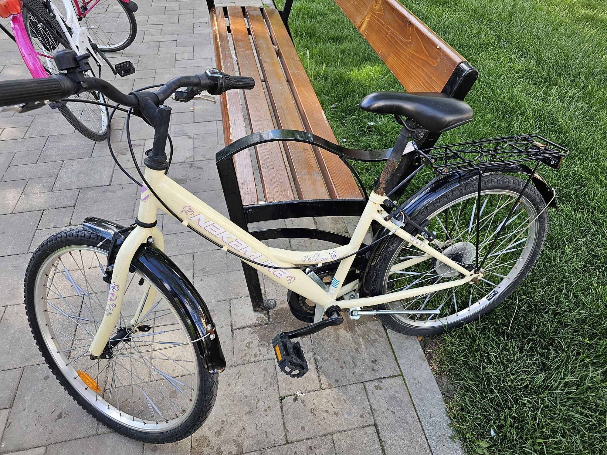 Vând bicicleta folosita putin