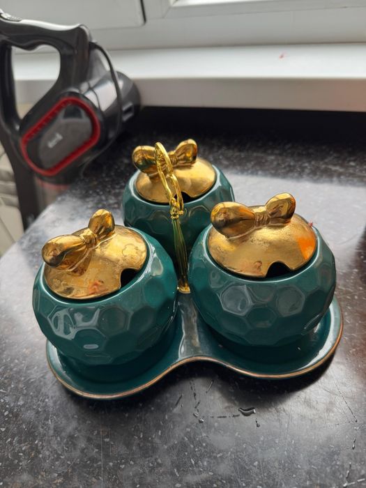 Продаю сахарницу