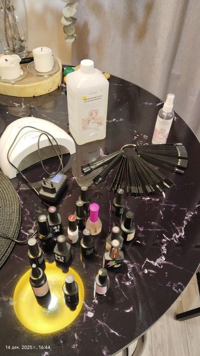 Лампа и лаки для маникюра