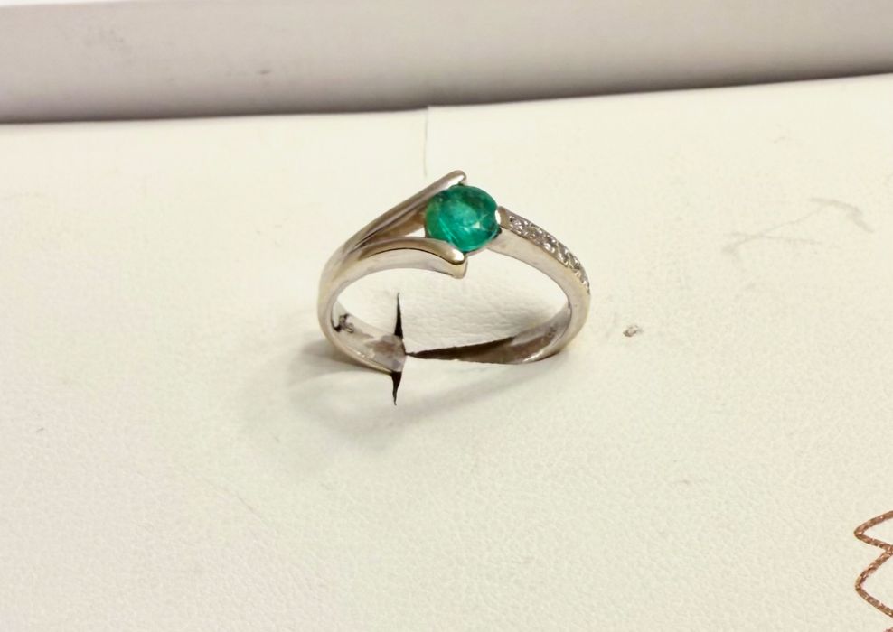 Vand inel  aur alb 18kt cu smarald natural si diamante naturale FIRESC