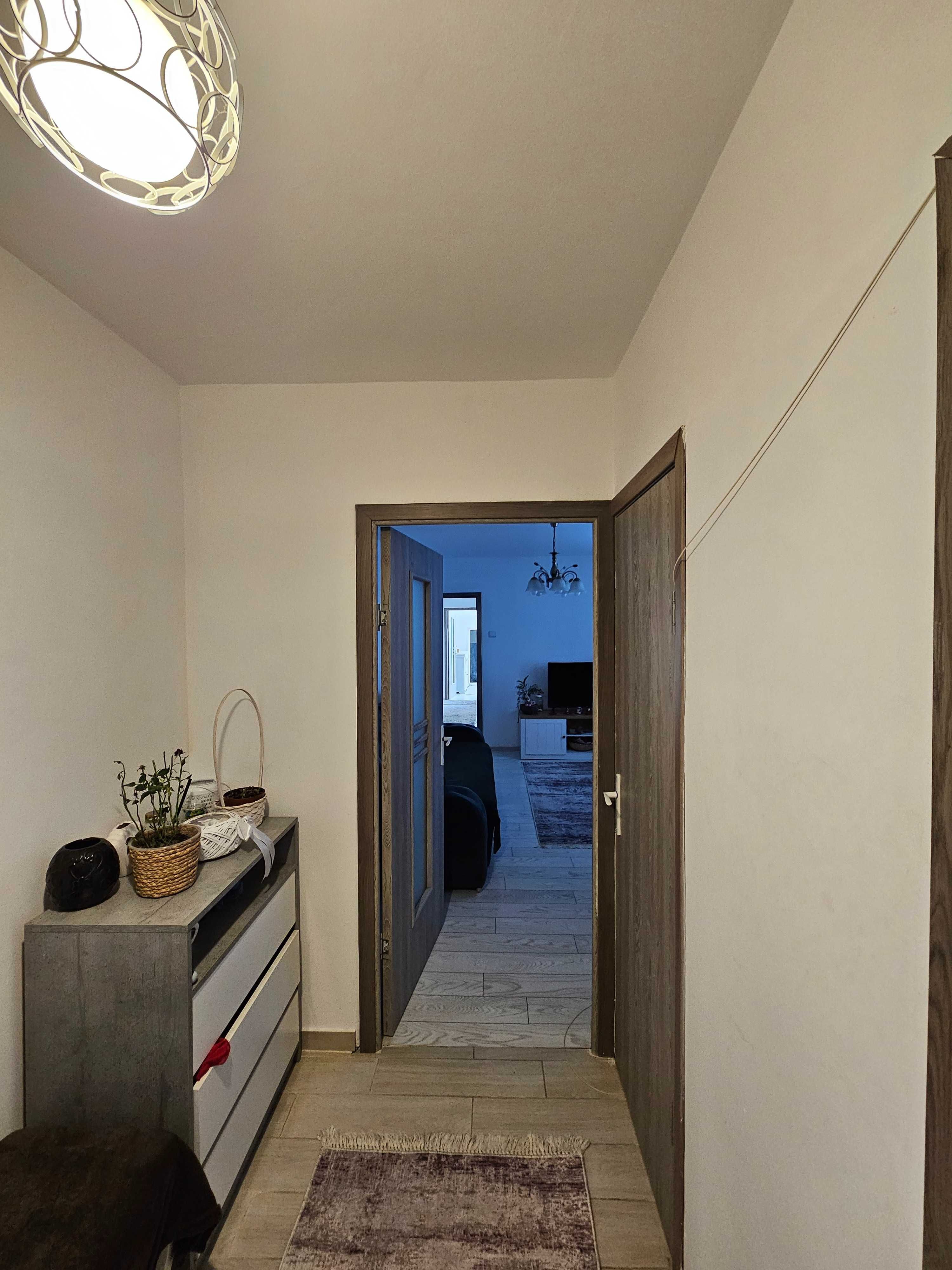 Vand apartament cu 3 camere SD. Etaj intermediar. Zona Podu-Ros-Splai