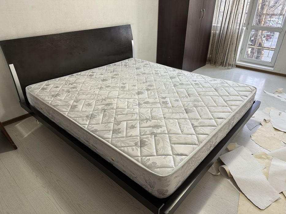 Срочно продам кровать с матрасом и 2 шкафа