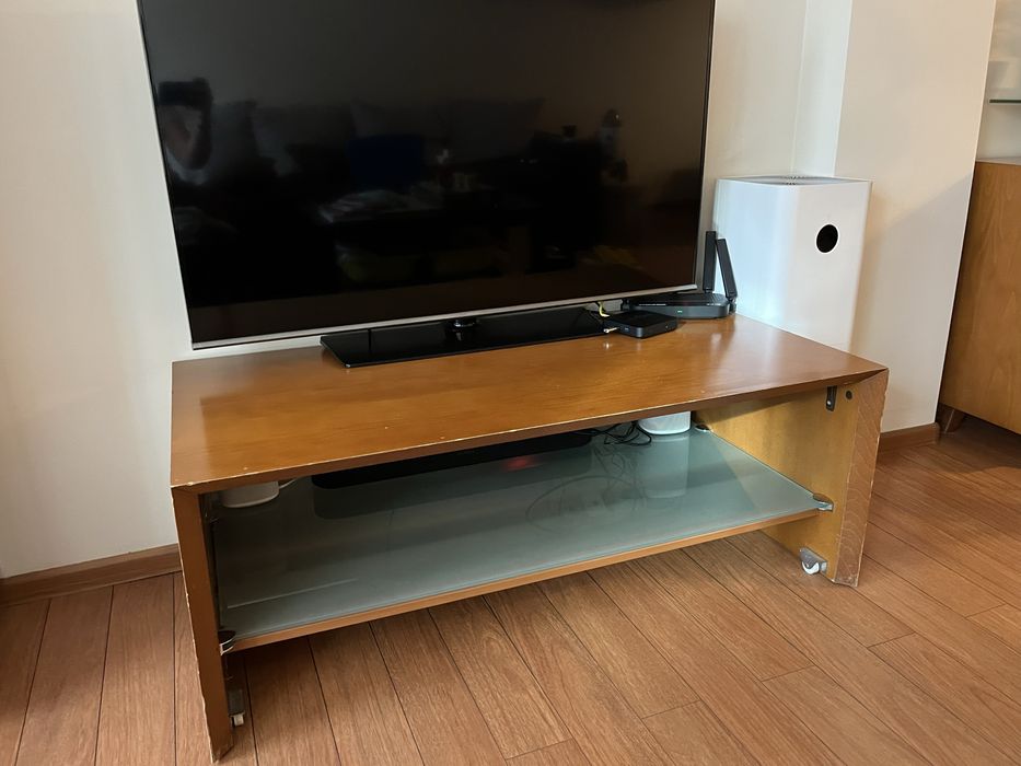 ТВ Шкаф на колелца от дървен масив