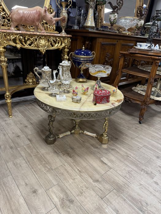 Masa deosebita din bronz cu blat de marmura