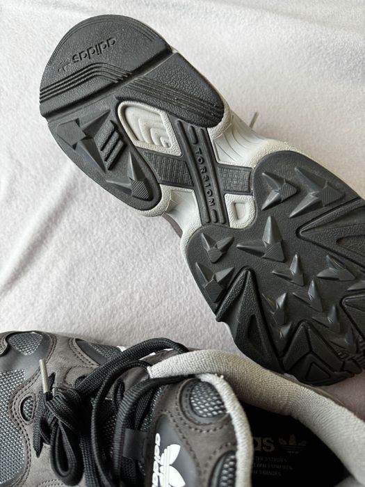 Оригинальные кроссовки adidas 39, 40 размер