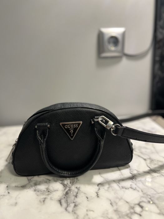 Черна чанта GUESS