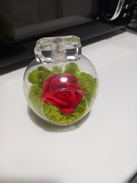 Vând aranjament floral,recomandat cadou,produs nou,de calitate.