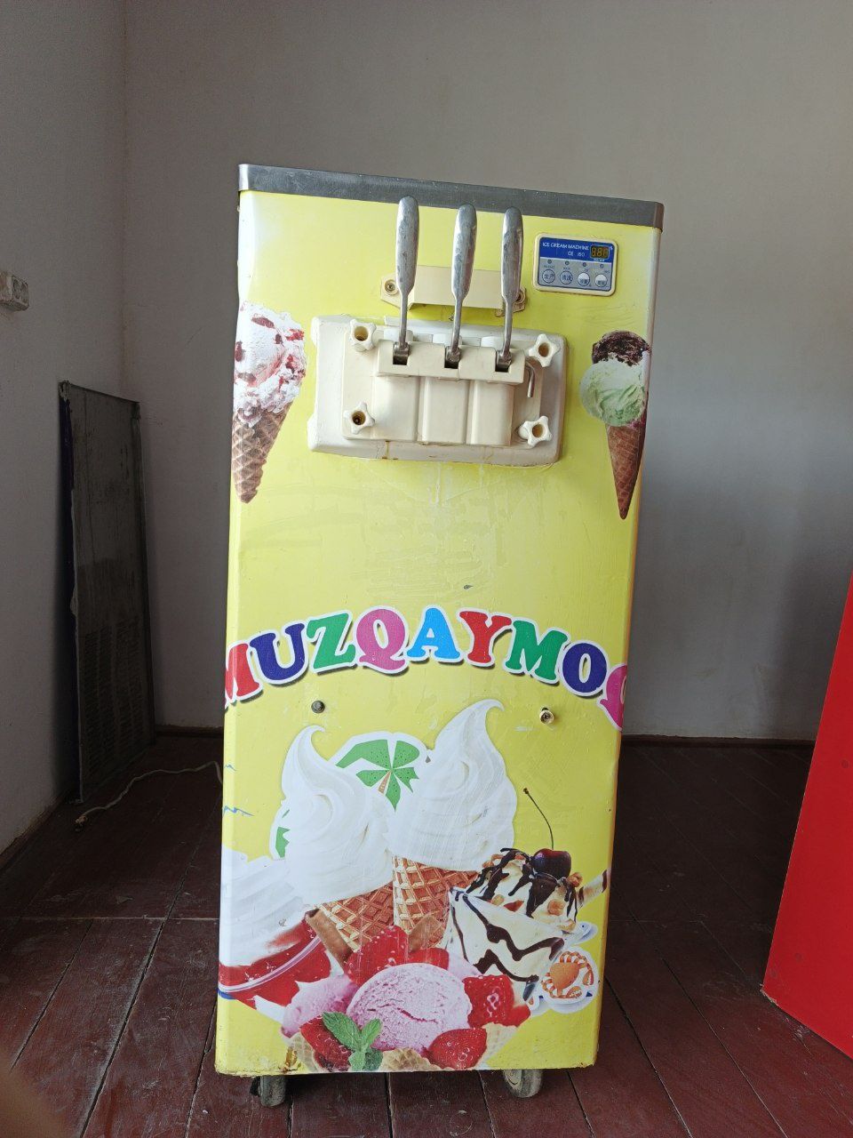 Muzqaymoq frezer pop korn vetrina