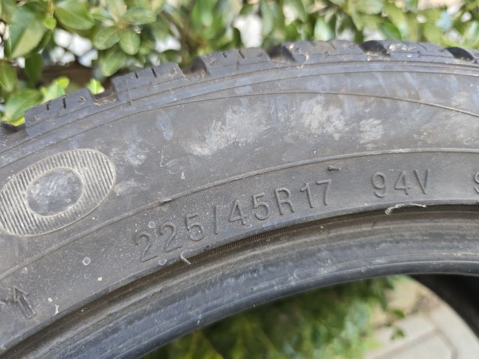 Два броя зимни гуми KUMHO IZEN KW27 225/45/17