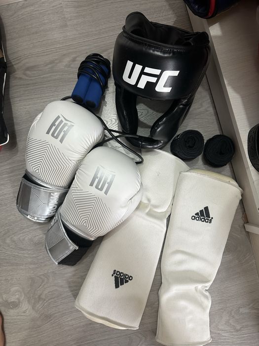 Продам шлем ufc,боксерские перчатки,футы,бинты,скакалку.