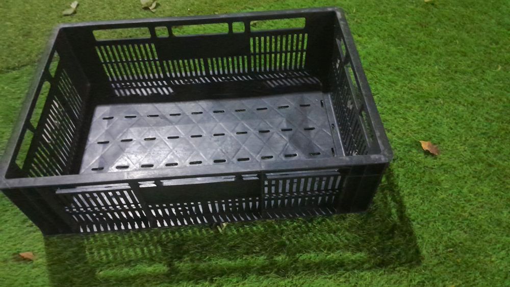 Vând lăzi de plastic